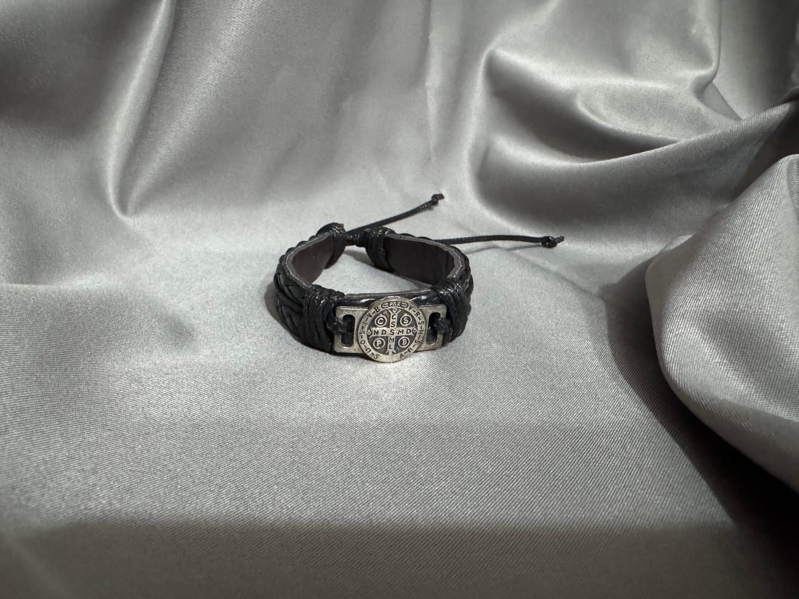 PULSERA DE CUERO SAN BENITO NEGRO - Imagen 2