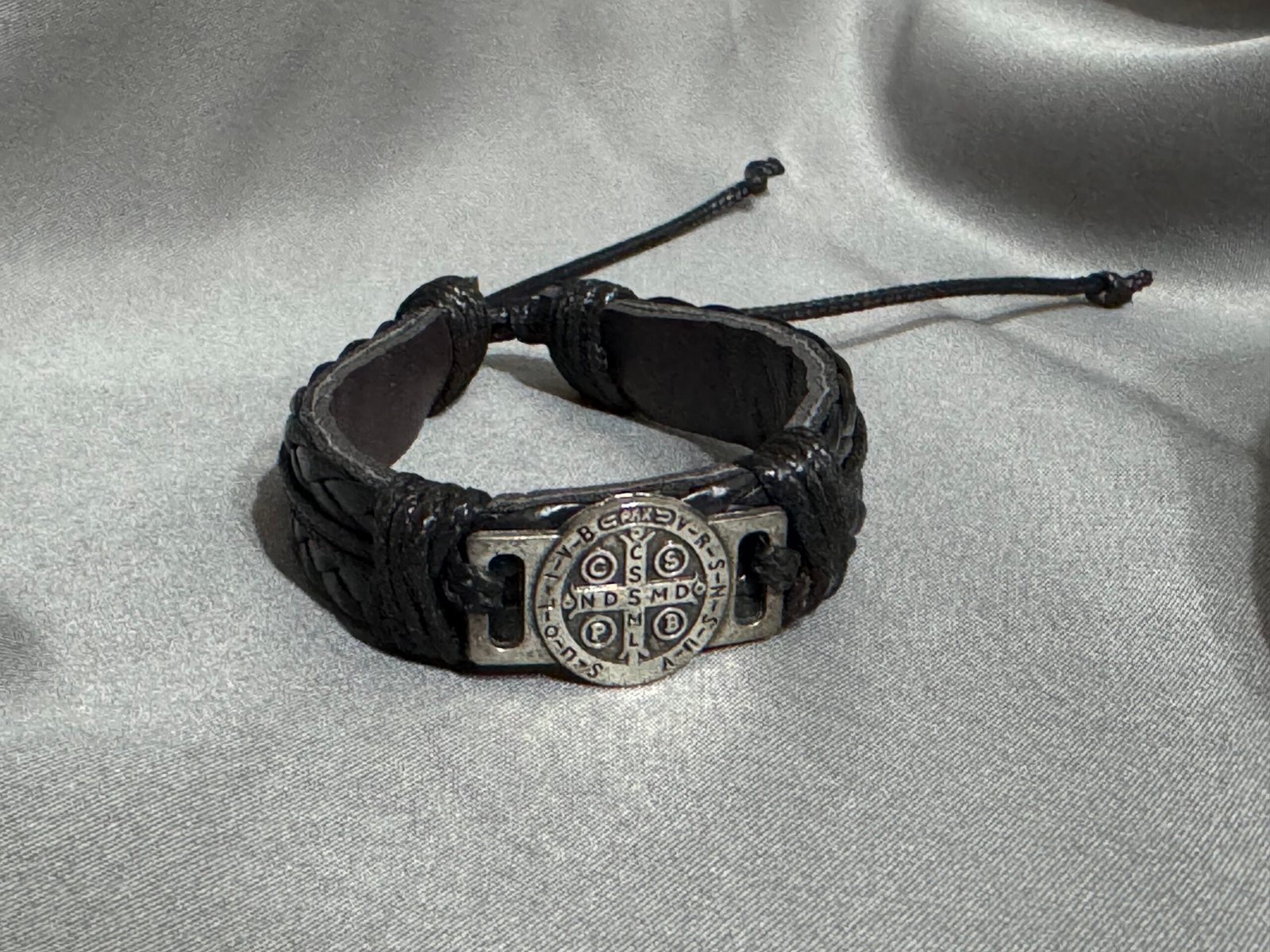 PULSERA DE CUERO SAN BENITO NEGRO