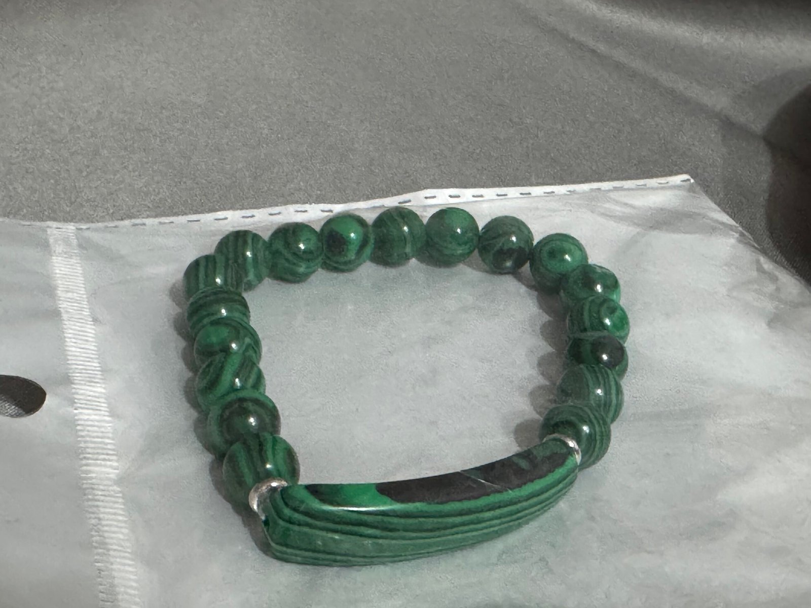 PULSERA CUENTAS REDONDAS Y UNA ALARGADA JADE